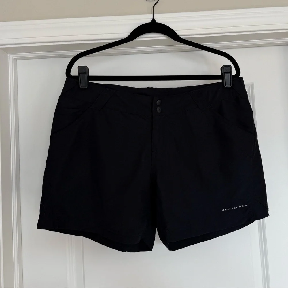 Columbia Black Coral Point ll Shorts | L - Picture 4 of 9